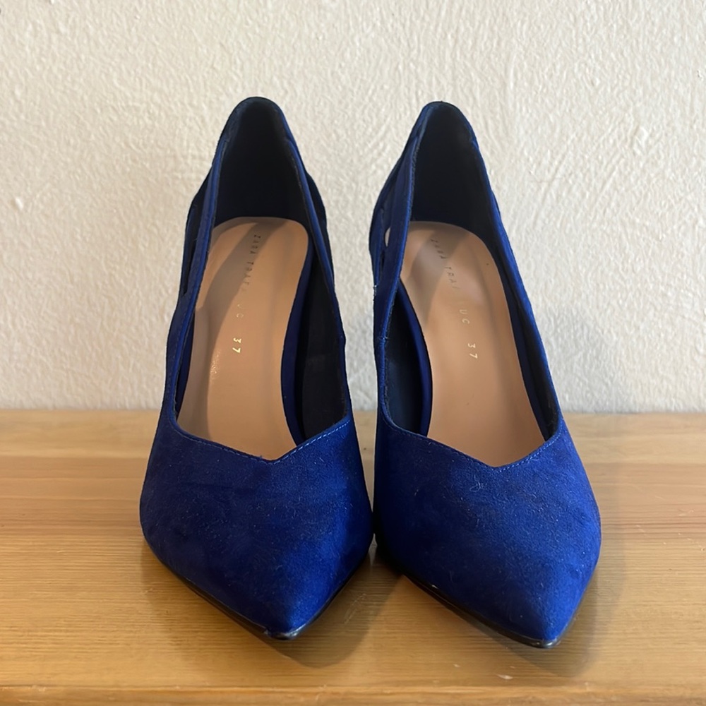 Stunning blue suede shoes!